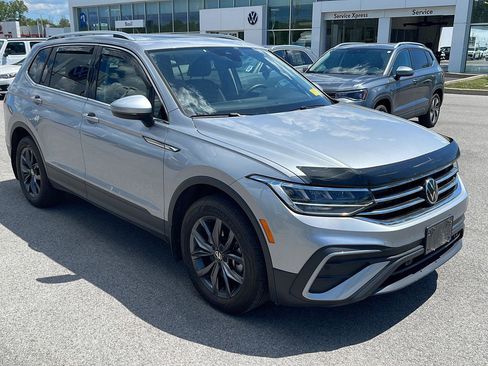 Used 2023 Volkswagen Tiguan SE AWD/4WD image 3