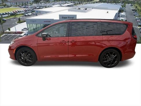 Certified 2025 Chrysler Pacifica Limited image 9