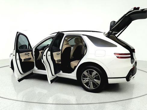 Used 2022 Genesis GV70 3.5T Sport w/ Sport Advanced Package AWD/4WD image 12