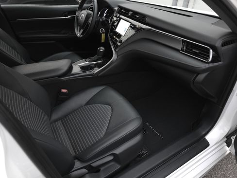 Used 2020 Toyota Camry SE image 29