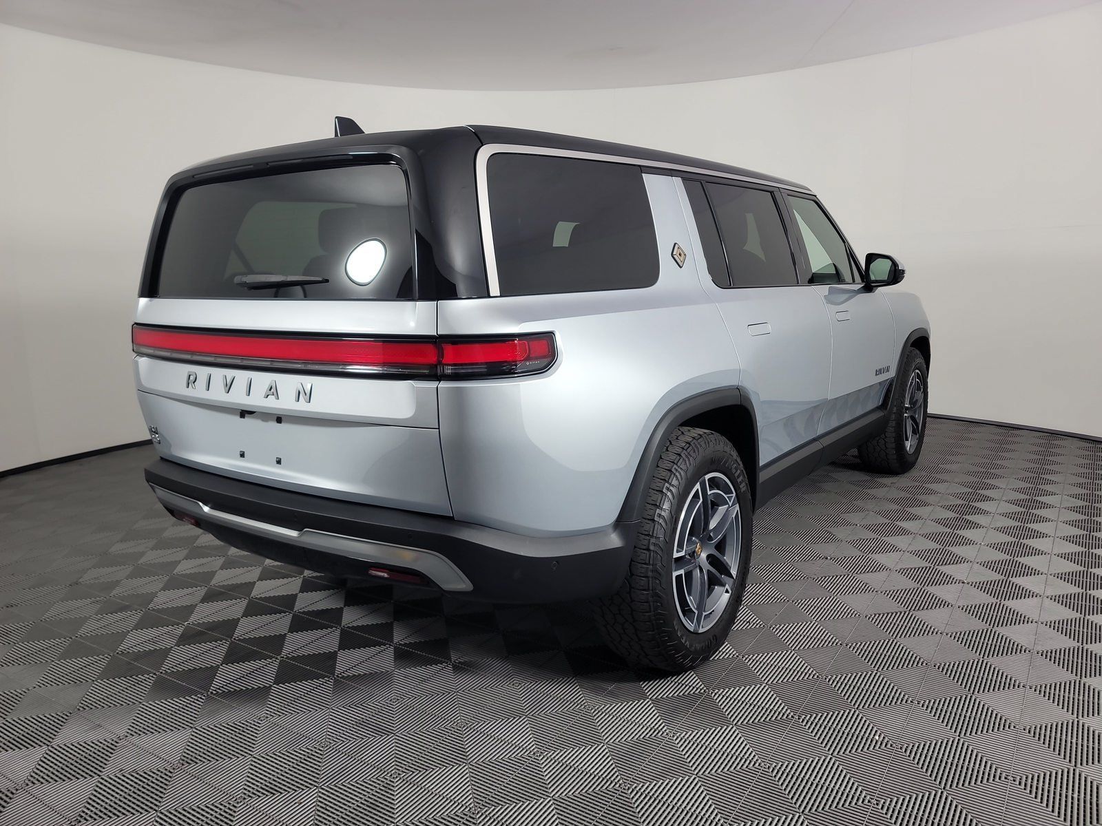 Used 2025 Rivian R1S Adventure Dual AWD/4WD image 5
