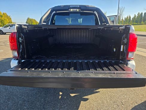 Used 2018 Toyota Tacoma TRD Sport AWD/4WD image 18