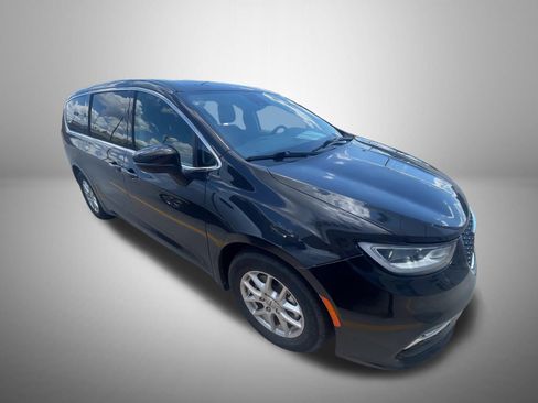 Used 2023 Chrysler Pacifica Touring-L FWD image 4