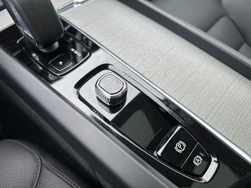 Certified 2025 Volvo XC60 B5 Plus image 30