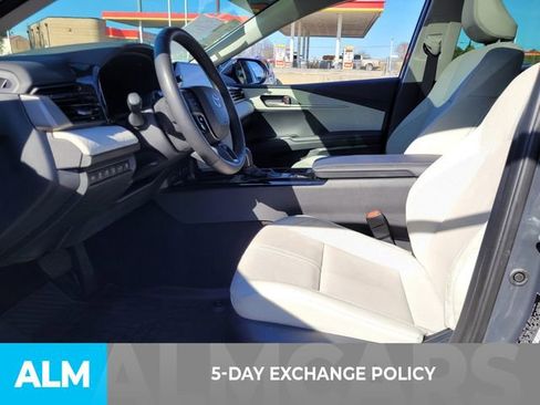 Used 2025 Toyota Camry XLE image 4