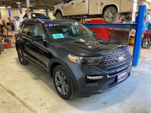 Used 2022 Ford Explorer XLT w/ Equipment Group 202A image 3