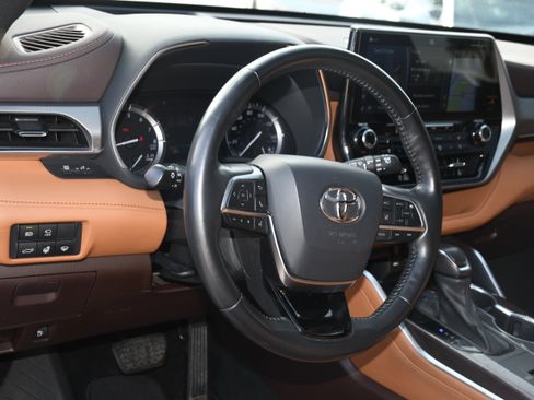 Used 2021 Toyota Highlander Platinum image 9