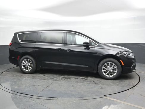New 2026 Chrysler Pacifica Select AWD/4WD image 3