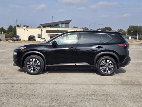 Used 2021 Nissan Rogue SV image 3