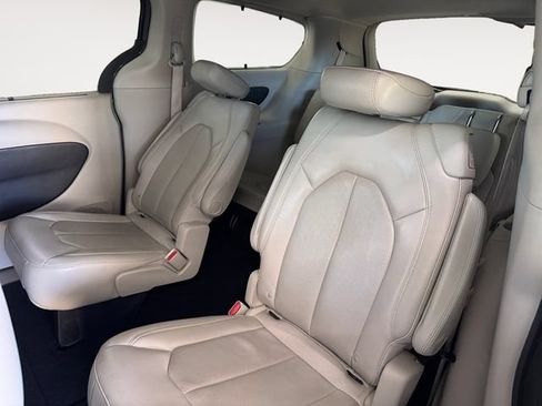 Used 2021 Chrysler Pacifica Touring-L FWD image 21