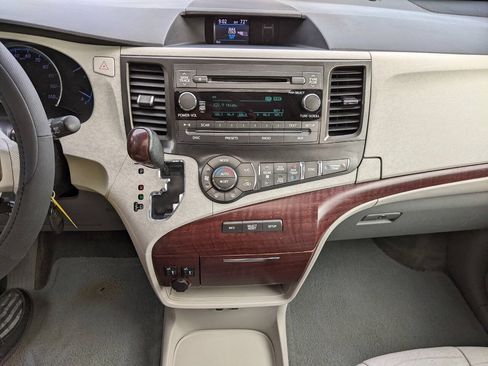 Used 2013 Toyota Sienna XLE FWD image 19