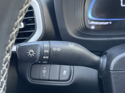 Used 2024 Hyundai Venue Limited image 20