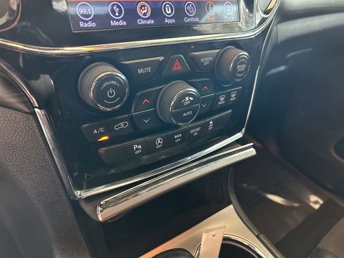 Used 2019 Jeep Grand Cherokee Altitude image 47