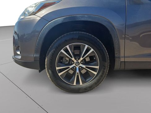 Used 2019 Toyota Highlander Plus FWD image 9