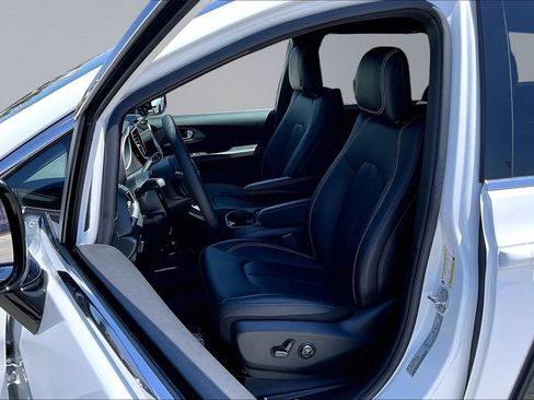 New 2027 Chrysler Pacifica Select FWD image 3