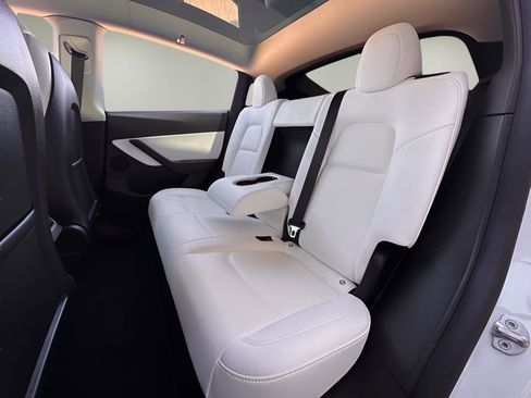 Used 2021 Tesla Model Y Long Range image 21