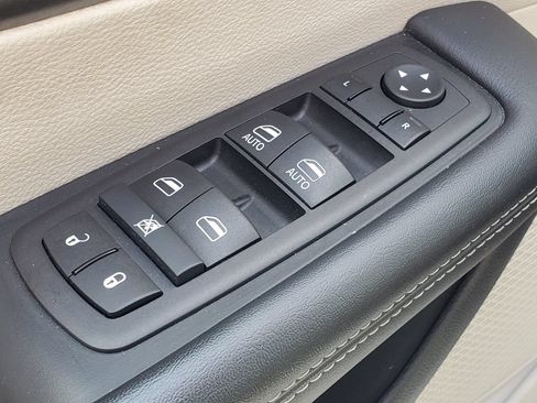 Used 2023 Chrysler Pacifica Touring-L FWD image 8