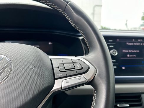 Used 2022 Volkswagen Taos SE w/ Panoramic Sunroof Package FWD image 14