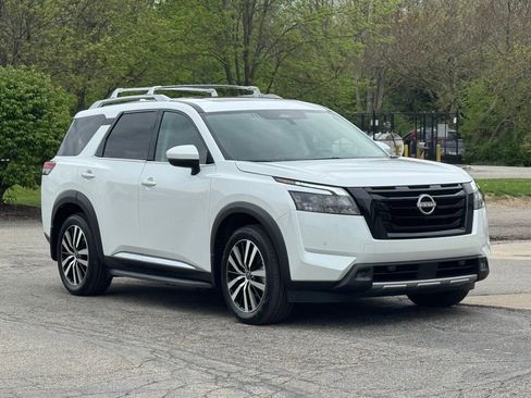 Used 2025 Nissan Pathfinder Platinum w/ Lighting Package (N93) AWD/4WD image 1