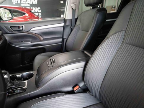 Used 2019 Toyota Highlander Plus w/ Carpet Mat Package (TMS) AWD/4WD image 10