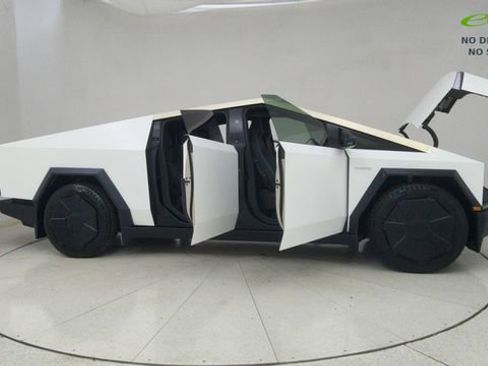 Used 2024 Tesla Cybertruck AWD Crew Cab image 68
