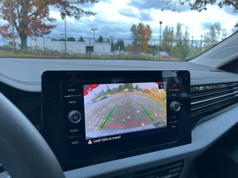 Used 2025 Volkswagen Jetta SE image 17