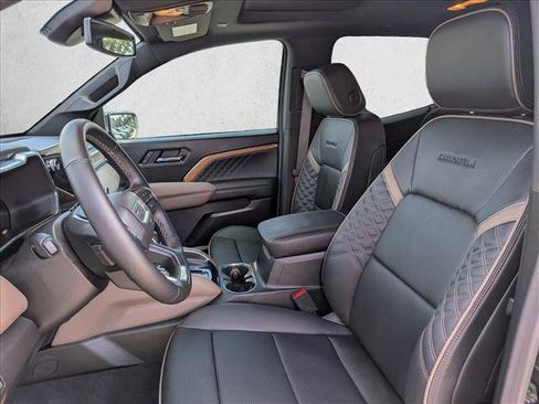 Used 2024 GMC Canyon Denali image 11