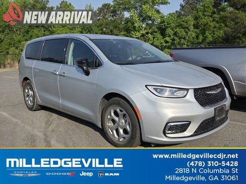 Used 2024 Chrysler Pacifica Limited FWD image 1