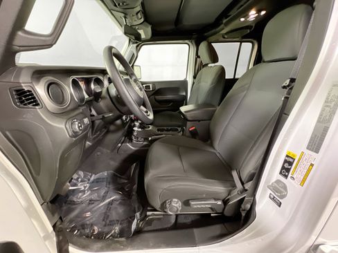 Used 2023 Jeep Gladiator Sport image 18