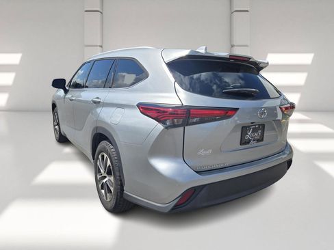 Used 2022 Toyota Highlander XLE FWD image 5
