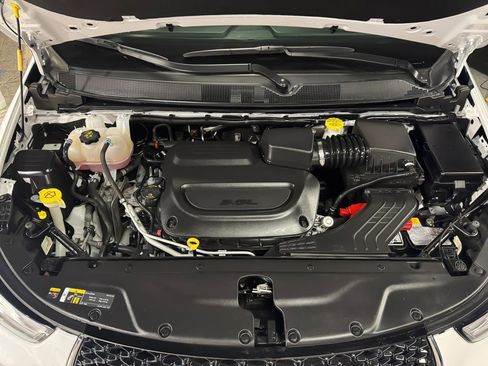 Used 2024 Chrysler Pacifica Touring-L image 32