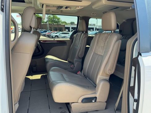 Used 2014 Chrysler Town & Country Limited w/ Luxury Group FWD image 10