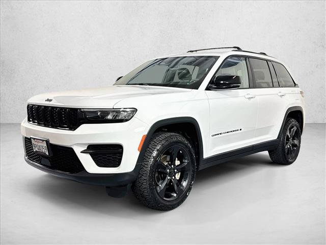 Used 2023 Jeep Grand Cherokee Altitude AWD/4WD image 3