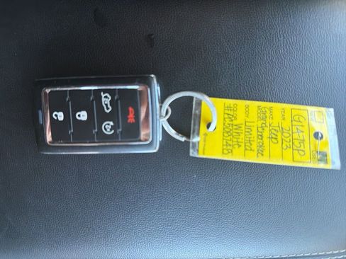 Used 2023 Jeep Grand Cherokee Limited w/ Black Appearance Package image 25