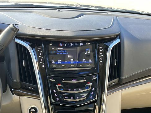 Used 2020 Cadillac Escalade Premium Luxury image 16