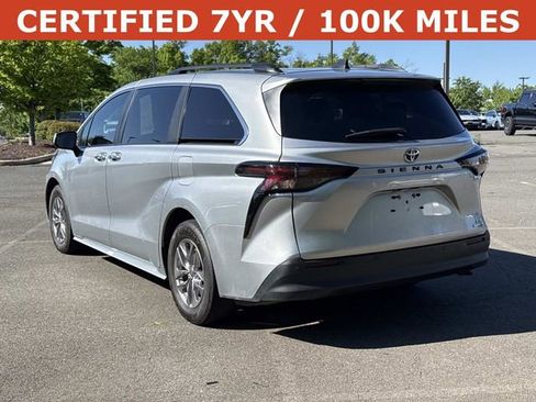 Used 2023 Toyota Sienna XLE FWD image 4