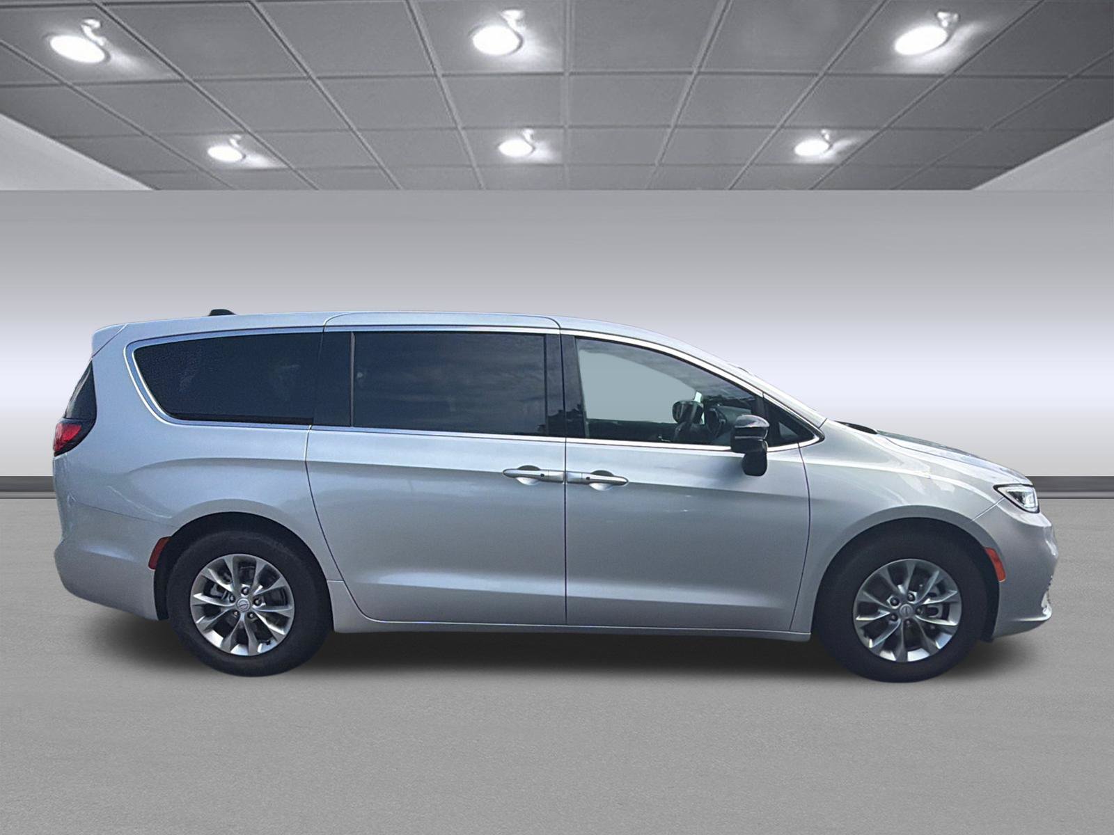 Used 2026 Chrysler Pacifica Limited FWD image 6