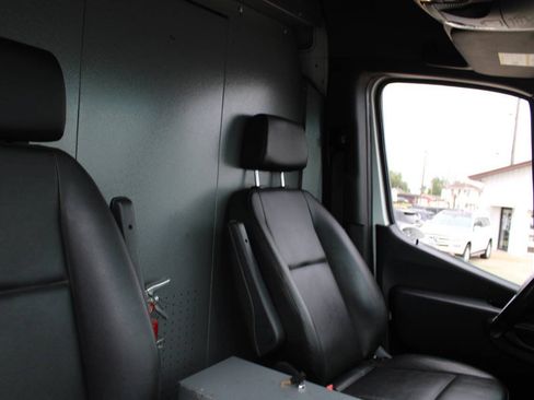 Used 2021 Freightliner Sprinter 2500 RWD image 11