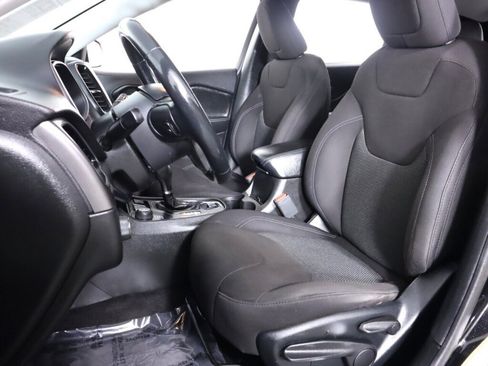 Used 2019 Jeep Cherokee Latitude w/ Cold Weather Group AWD/4WD image 30