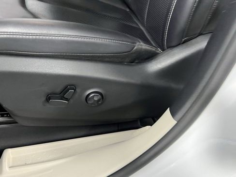 Used 2024 Chrysler Pacifica Touring-L image 28