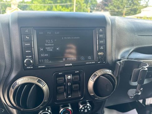 Used 2018 Jeep Wrangler Unlimited Sport AWD/4WD image 34