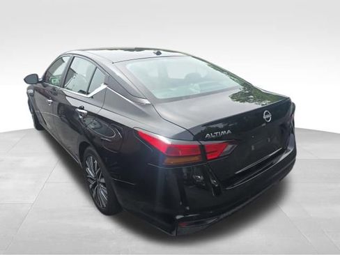 Used 2025 Nissan Altima 2.5 SV FWD image 3