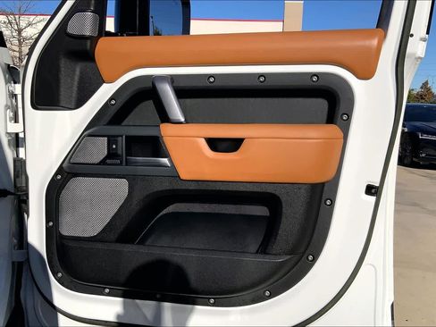 Used 2023 Land Rover Defender 130 X-Dynamic SE image 23