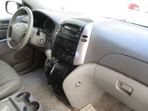 Used 2010 Toyota Sienna LE FWD image 8
