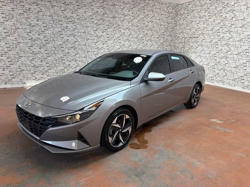 Used 2023 Hyundai Elantra SEL w/ Convenience Package FWD image 3