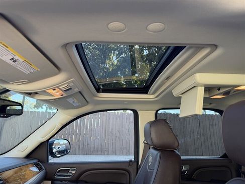 Used 2011 Cadillac Escalade Platinum image 21