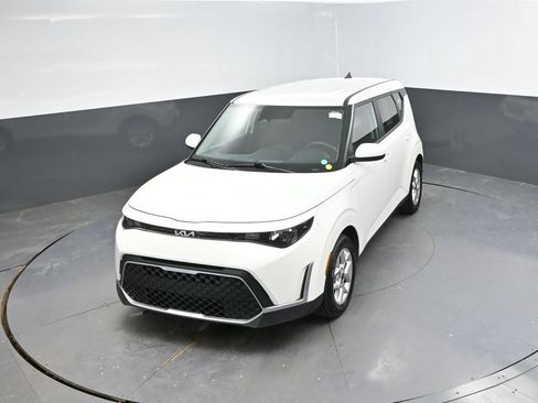 Used 2025 Kia Soul LX w/ LX Technology Package FWD image 25