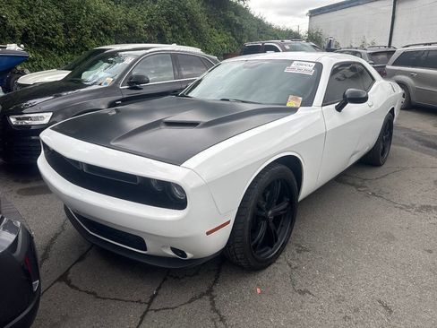 Used 2018 Dodge Challenger SXT RWD image 1