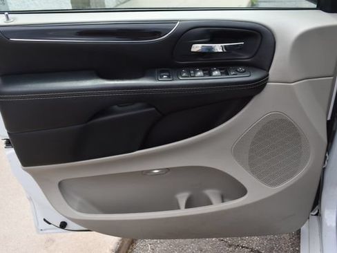 Used 2019 Dodge Grand Caravan SXT FWD image 17