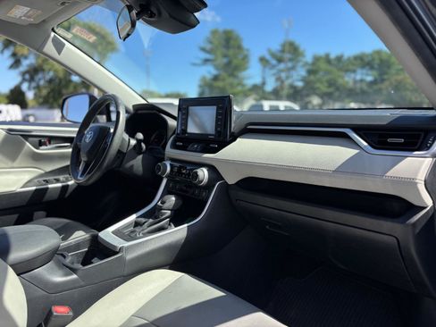 Used 2020 Toyota RAV4 XLE Premium FWD image 19